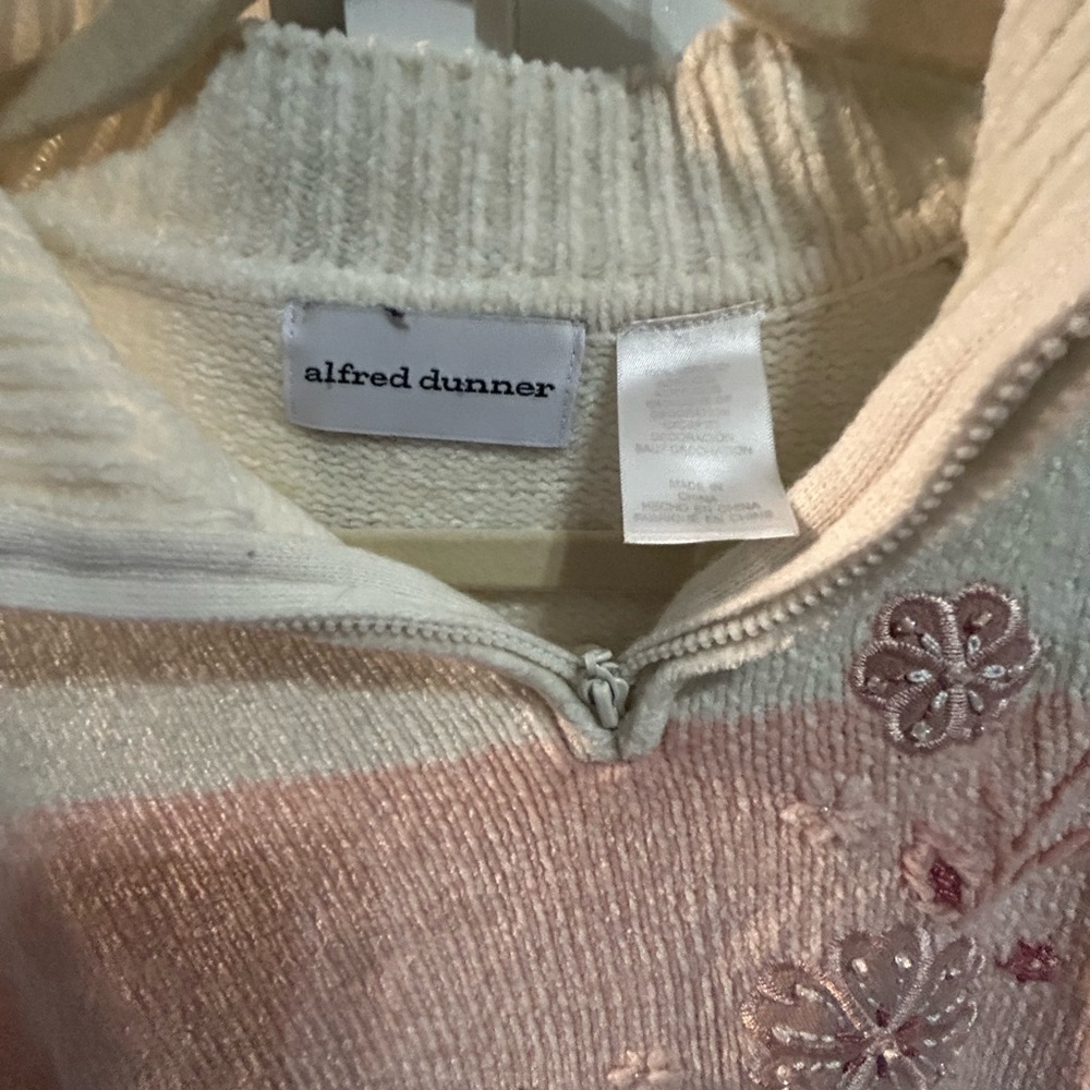 ALFRED DUNNER Women's Cream and Pink Sweater